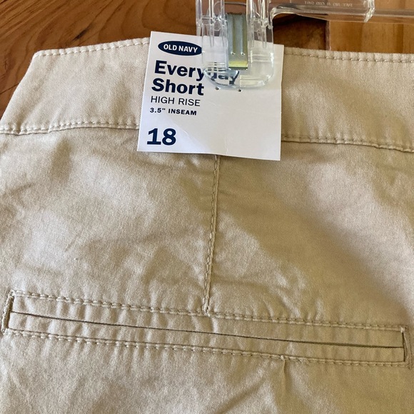 Women Old Navy Everyday High Rise tan khaki chino shorts size 18 - NWT - Picture 9 of 10